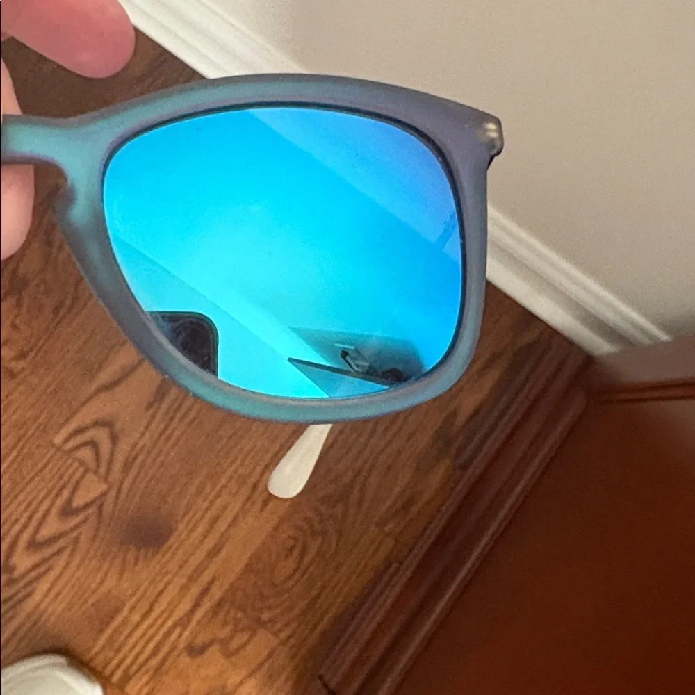 Men’s authentic Ray-Ban sunglasses comes only with case